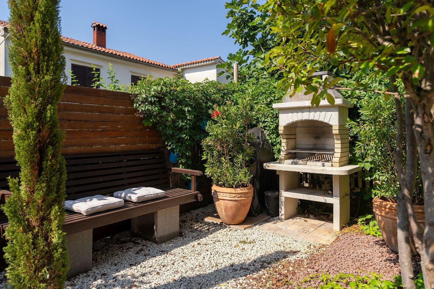 Exquisites Mit Privatem Garten, Liegen, Kinderstuhl, Waschmaschine - Nur 700 Meter Zum Poreč