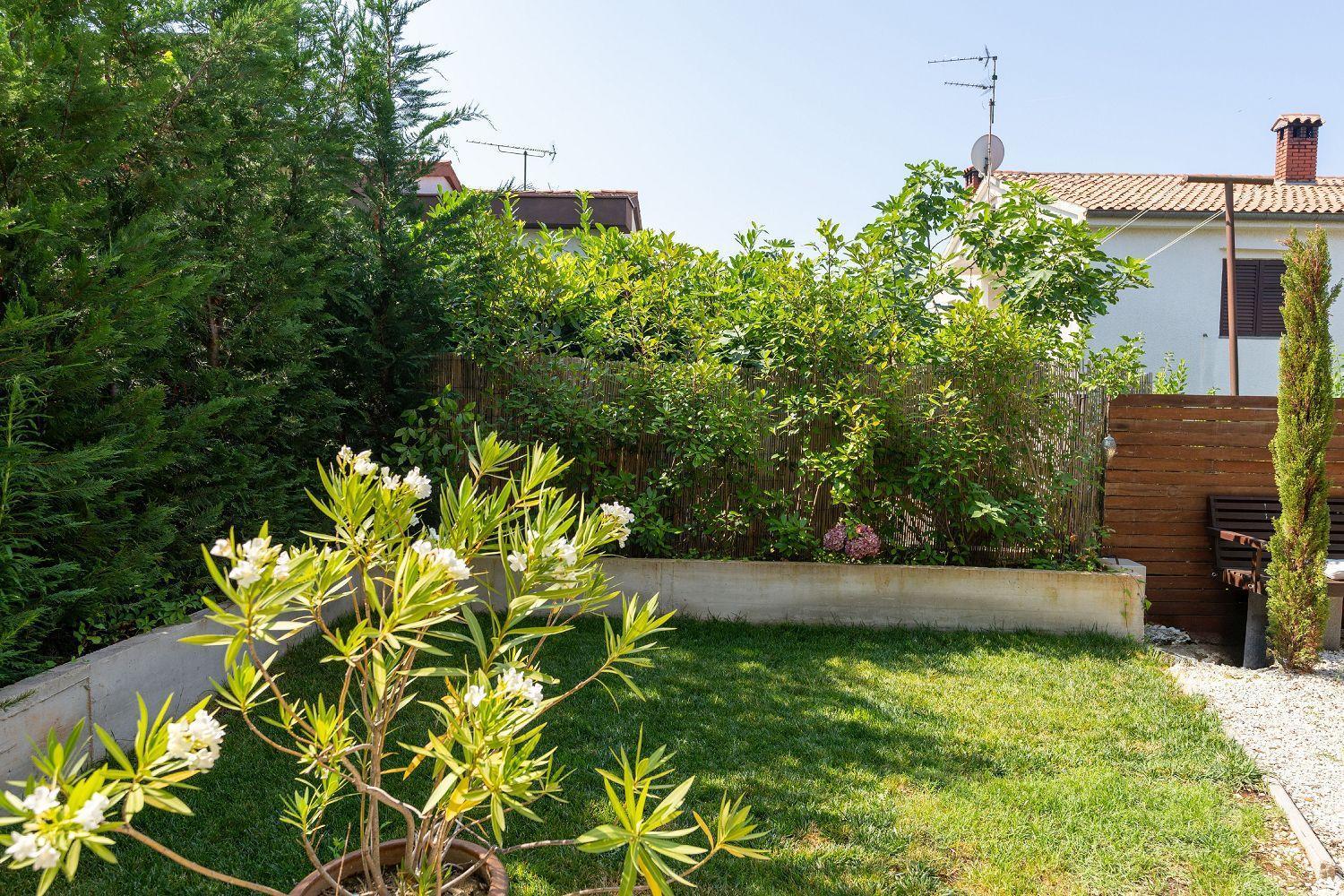 Exquisites Mit Privatem Garten, Liegen, Kinderstuhl, Waschmaschine - Nur 700 Meter Zum * Poreč